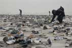 Aangespoelde schoenen op het strand